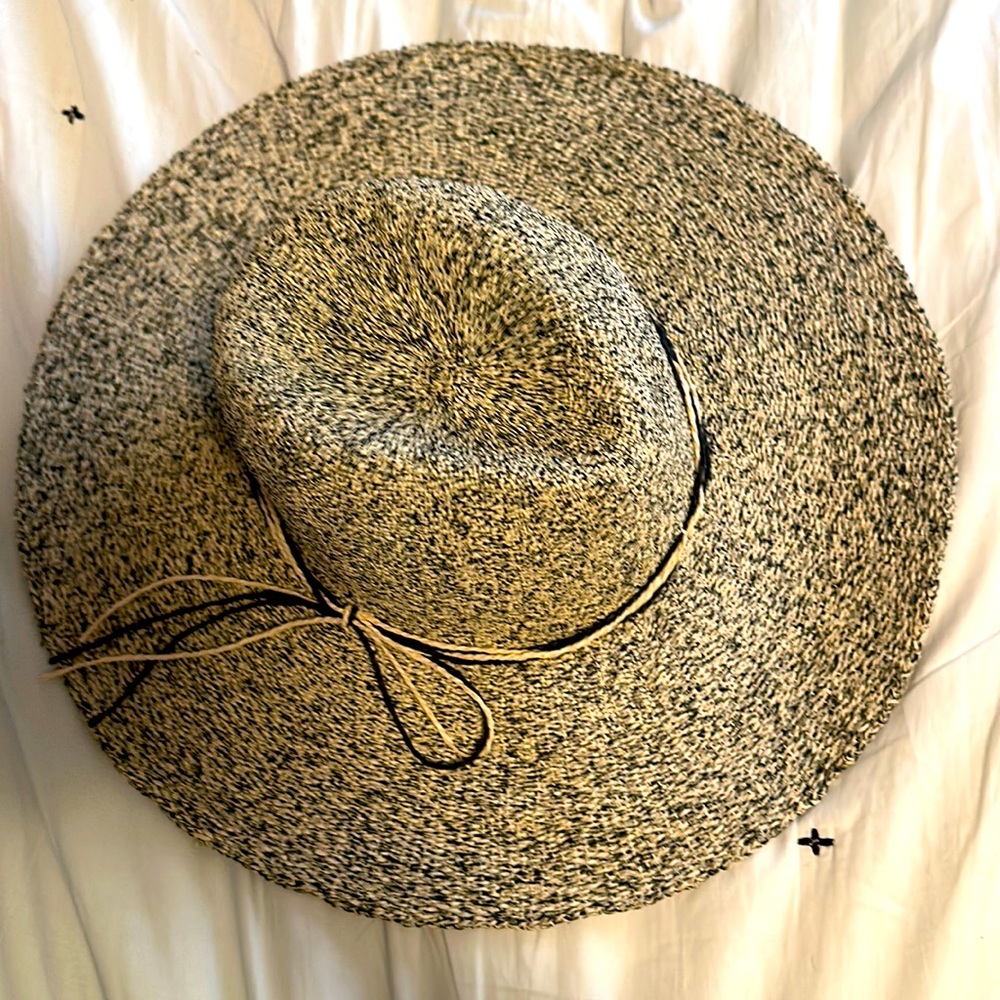 Unbranded cute straw hat!